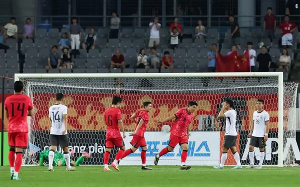 东亚杯国足0-3不敌韩国,遭遇对阵韩国六连败引热议 东亚杯国足0-3不敌韩国,遭遇对阵韩国六连败引热议